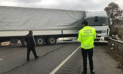 Tırın makaslaması sonucu Çorum-Samsun kara yolu 1 saat ulaşıma kapandı