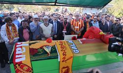 Trafik kazasında hayatını kaybeden 9 yaşındaki Galatasaray taraftarı Yiğit Kurt, Bodrum'da defnedildi