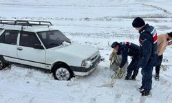 Yozgat'ta karda mahsur kalan vatandaşları jandarma kurtardı