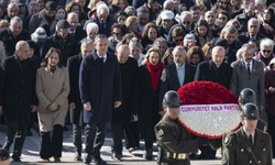 Özel, ailesi ve öğretmenleriyle Anıtkabir’i ziyaret etti