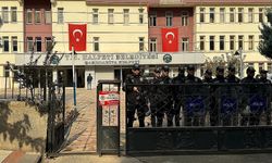 Halfeti Belediyesi önünde polislere taşlı saldırıya ilişkin yakalanan 16 kişi adliyede