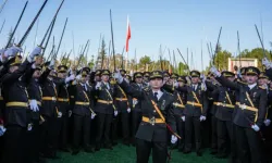 "Mustafa Kemal'in askerleriyiz" diyerek kılıç çeken teğmenlerin komutanı görevden alındı