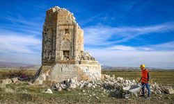 Van depremlerinde hasar gören Kara Yusuf Bey Kümbeti'nde restorasyon çalışması devam ediyor