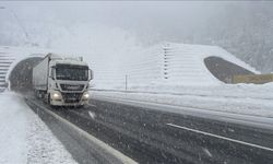 Bolu Dağı'nda kar yağışı devam ediyor