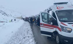 Erzincan'da yolcu otobüsü şarampole devrildi