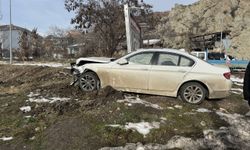 Erzurum'da iki otomobil çarpıştı, 2'si ağır 4 kişi yaralandı