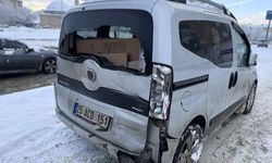 Erzurum'da kamyonun odunluk duvarını yıktığı kaza anı güvenlik kamerasınca kaydedildi