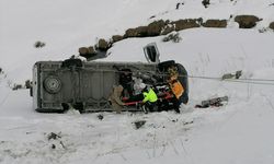 Erzurum'da şarampole devrilen minibüsün sürücüsü yaralandı