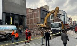 Gaziosmanpaşa'da apartmanın çatısında çıkan yangın söndürüldü