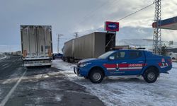 GÜNCELLEME - Ağır tonajlı araçlara kapatılan Ardahan-Kars kara yolunda ulaşım normale döndü