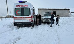 Hakkari’de yolu kardan kapanan köyde rahatsızlanan kadın ekiplerce hastaneye ulaştırıldı