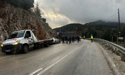 Isparta'da otomobil ile tırın çarpıştığı kazada 3 kişi yaralandı