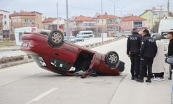 Karaman'da devrilen otomobilin sürücüsü yaralandı