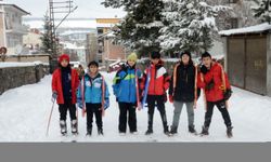 Kars'ta çocuklar mahalle aralarında kızak keyfi yaşadı