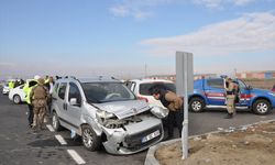 Kars'ta hafif ticari araç ile otomobil çarpıştı, 1'i çocuk 4 kişi yaralandı