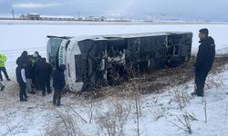 Kars'ta yolcu otobüsü devrildi