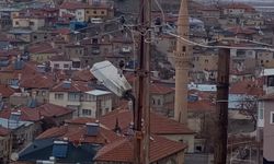 Kayseri'de elektrik direğinde mahsur kalan kediyi itfaiye ekipleri kurtardı