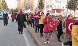 Kayseri'de ilkokul öğrencilerinden şehit Tuğgeneral Baydilli'nin babaevine ziyaret