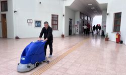 Kütahya'da akademik ve idari personel görev yaptıkları okulu boyadı