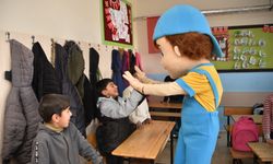 Maskot "Neşeli" Şanlıurfa'da kırsaldaki okullarda pizza dağıtıyor