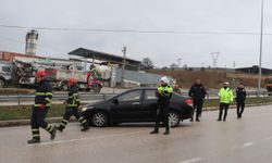 Samsun'da devrilen otomobildeki 3 kişi yaralandı