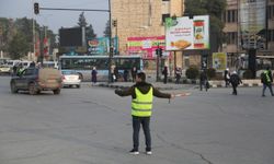 Suriye'nin Halep kentinde gençler, trafik sorununu çözmek için gönüllü oluyor