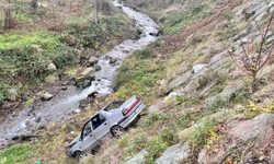 Trabzon'da dere yatağına devrilen otomobildeki 4 kişi yaralandı