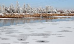 Sivas'ta Kızılırmak Nehri'nin bir bölümü buz tuttu