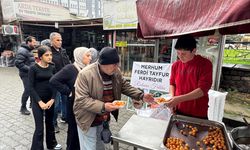 Aydın'da vatandaşlar, vefat eden Ferdi Tayfur için lokma dağıttı