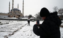 Edirne'de beyaz örtünün kapladığı tarihi yapılar fotoğraflara fon oluyor