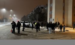 Erzurum'da trafik kazasında araçta sıkışan sürücüyü polis ve vatandaş kurtardı