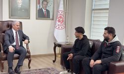 Konya Valisi Akın'dan çöken binadaki komşularını duyarlılığıyla kurtaran gence cep telefonu hediyesi
