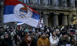 Sırbistan'da öğrenciler, Anayasa Mahkemesi önünde protesto düzenledi