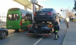 Şişli'de otomobilin altında kalan motosikletli ağır yaralandı