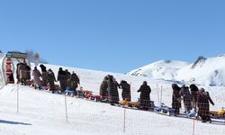 Yamacında yaşadıkları Erciyes'e ilk kez çıkan kadınlar çocuklar gibi eğlendi