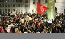 Avusturya’da binlerce gösterici, iktidar ortağı olması beklenen aşırı sağcı FPÖ'yü protesto etti