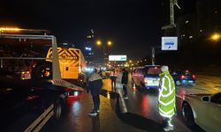 Kadıköy’de servis minibüsüyle çarpışan otomobilin sürücüsü yaralandı