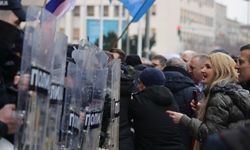 Sırbistan'da tren istasyonundaki kazaya tepki gösteren muhalefet üyeleri, polise yumurta fırlattı