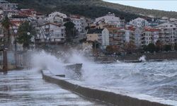 Meteoroloji uyardı: Ege Denizi'ndeki fırtına yarın da etkisini sürdürecek