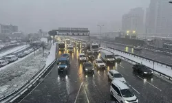 İstanbul'da etkili olan kar sürücülere zor anlar yaşattı