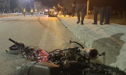 Afyonkarahisar'da hafif ticari araçla çarpışan motosikletteki 2 kişi hayatını kaybetti