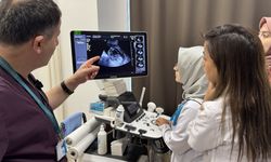 Anne karnındaki 140 gramlık tek yumurta ikizine "idrar torbası" ameliyatı