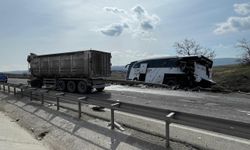 Bilecik'te tırın yolcu otobüsüne arkadan çarptığı kazada çok sayıda kişi yaralandı
