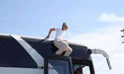 Cezalı kadın antrenör, takımını otobüsün üzerinden yönetti
