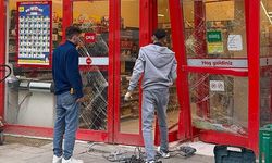 Küçükçekmece'de kontrolden çıkan otomobil markete girdi