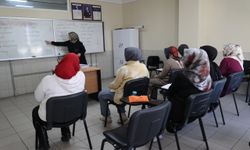 Nevşehir'de çocuğuna derslerinde yardımcı olamayan anne 46'sında okuma yazma öğrendi