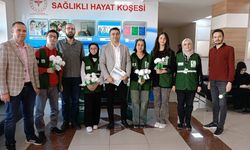 Nevşehir'de Yeşilay gönüllüleri sağlık çalışanlarına karanfil verdi