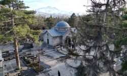 Oruçlarını Mevlana'nın hocası Seyyid Burhaneddin'in ocağında açıyorlar