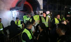 Sırbistan'da tren istasyonundaki kazaya tepki gösteren öğrenciler, devlet televizyonu önünde gösteri yapıyor