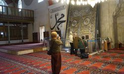 Kabe taşı ve örtüsünün yer aldığı cami yoğun ilgi görüyor